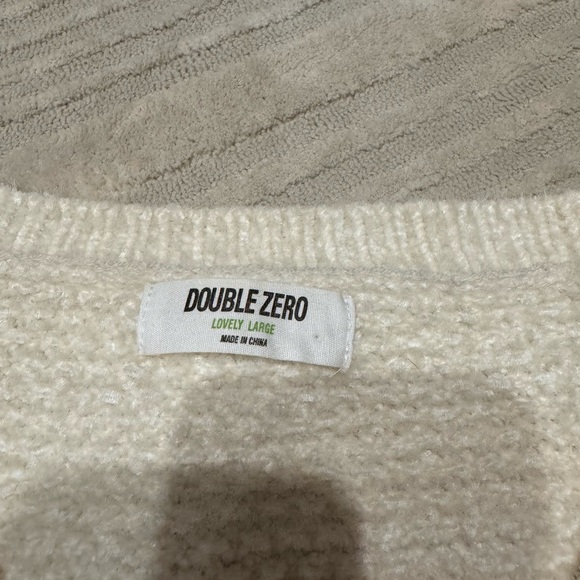 White soft sweater - Picture 2 of 2